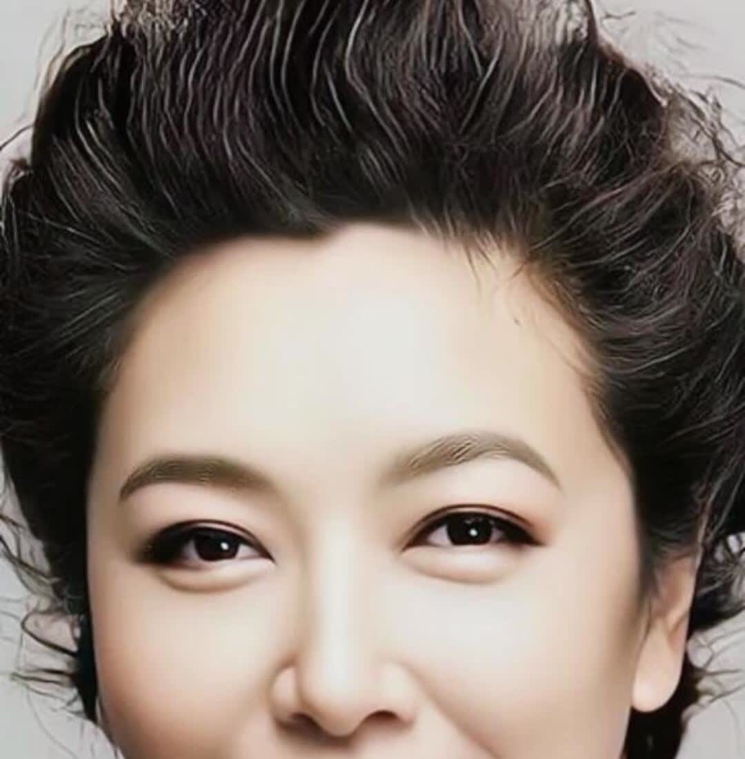 救命！在韩国逛街居然撞见江珊和田小洁！57岁的江珊没化妆，背着大袋子，一头白头发