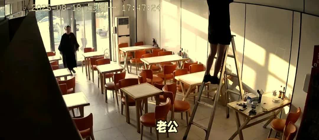 这女的可真虎呀，差点把老公原地送走了。
8月18日，在辽宁，男子在店里站在梯子