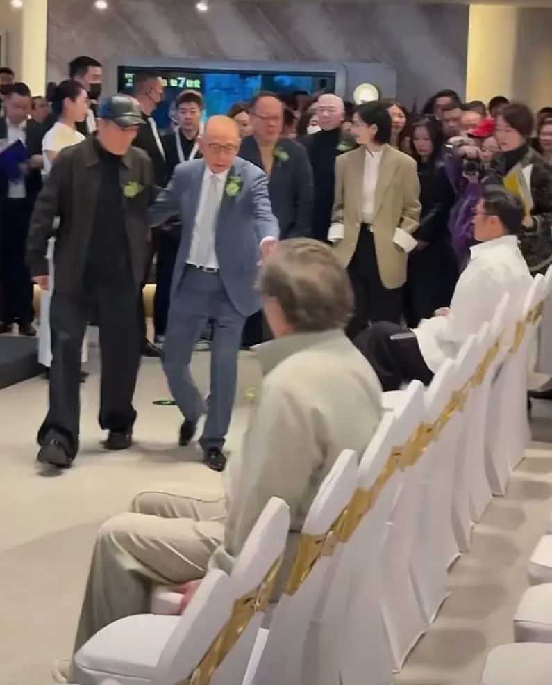 谢霆锋是真的完全不给这些大佬面子！

今天谢霆锋和成龙，张艺谋，冯小刚，张国立等