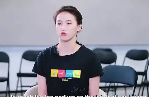 喜欢陈芋汐的地方很多，唯独不喜欢她说外国话。对着话筒，面对父老乡亲，叽哩哇啦地说