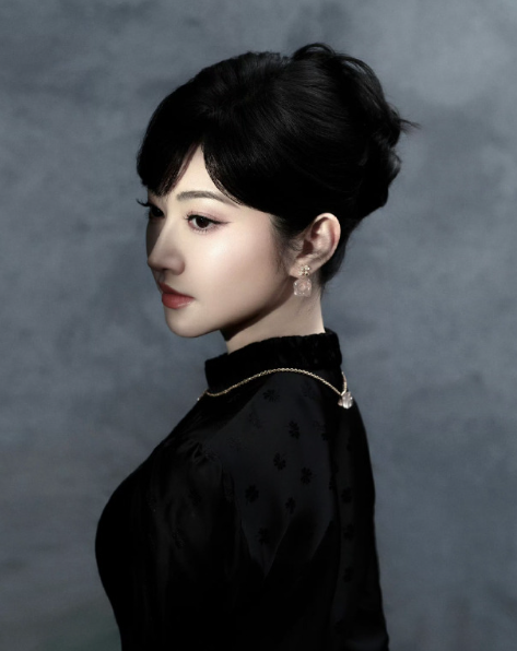 冷艳气质原来这么适合她，像豪门大小姐一样高贵，这张脸当壁纸，我能看一整天都不腻