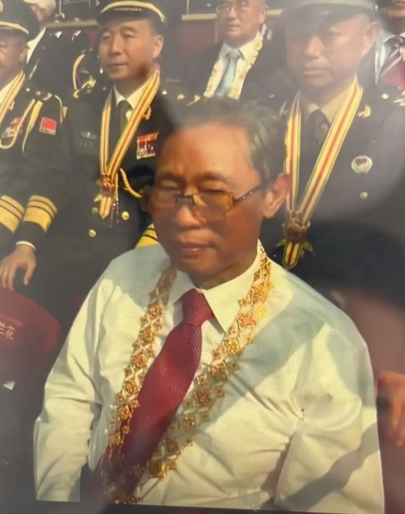 看到他的勋章跟其他人都不一样，还挺好奇的
然后去搜了一下，致敬
原来是共和国勋章