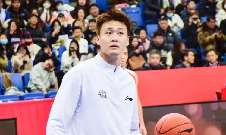 在上赛季总决赛不敌广厦，与冠军失之交臂后，北京男篮在这个休赛期拿出了一副志在冲冠