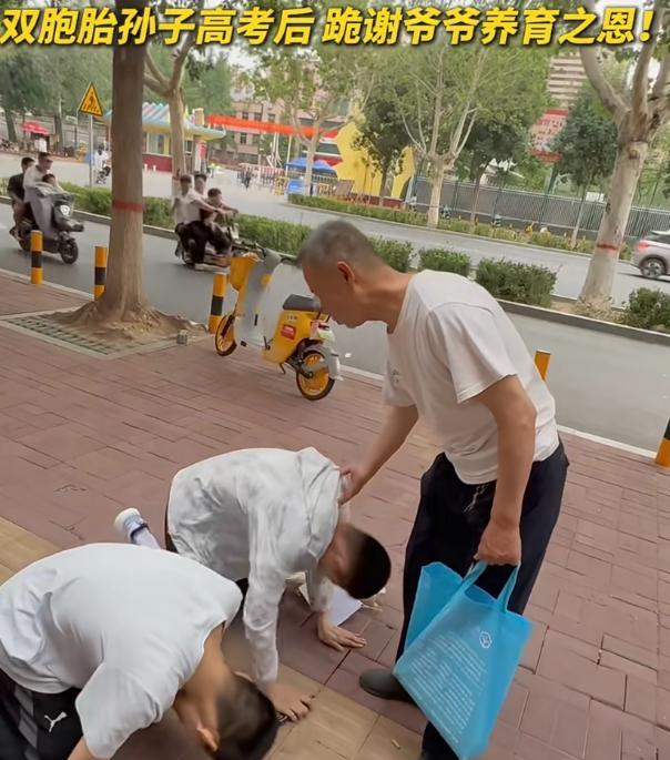 泪目！山东聊城，双胞胎男生走出考场，竟直接朝路边老人跪下磕头！原来，2人的父亲失