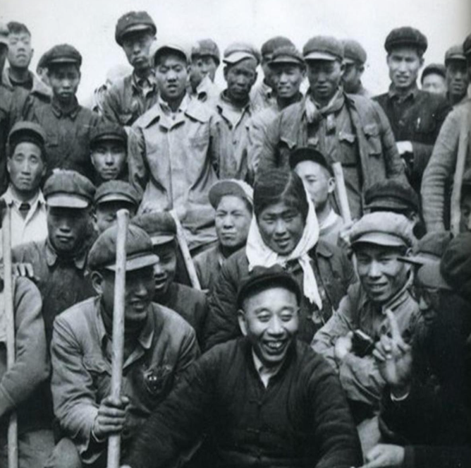 1952年，王震在新疆先斩后奏，惊动了毛主席。毛主席愤怒地撤销了王震在新疆的所有