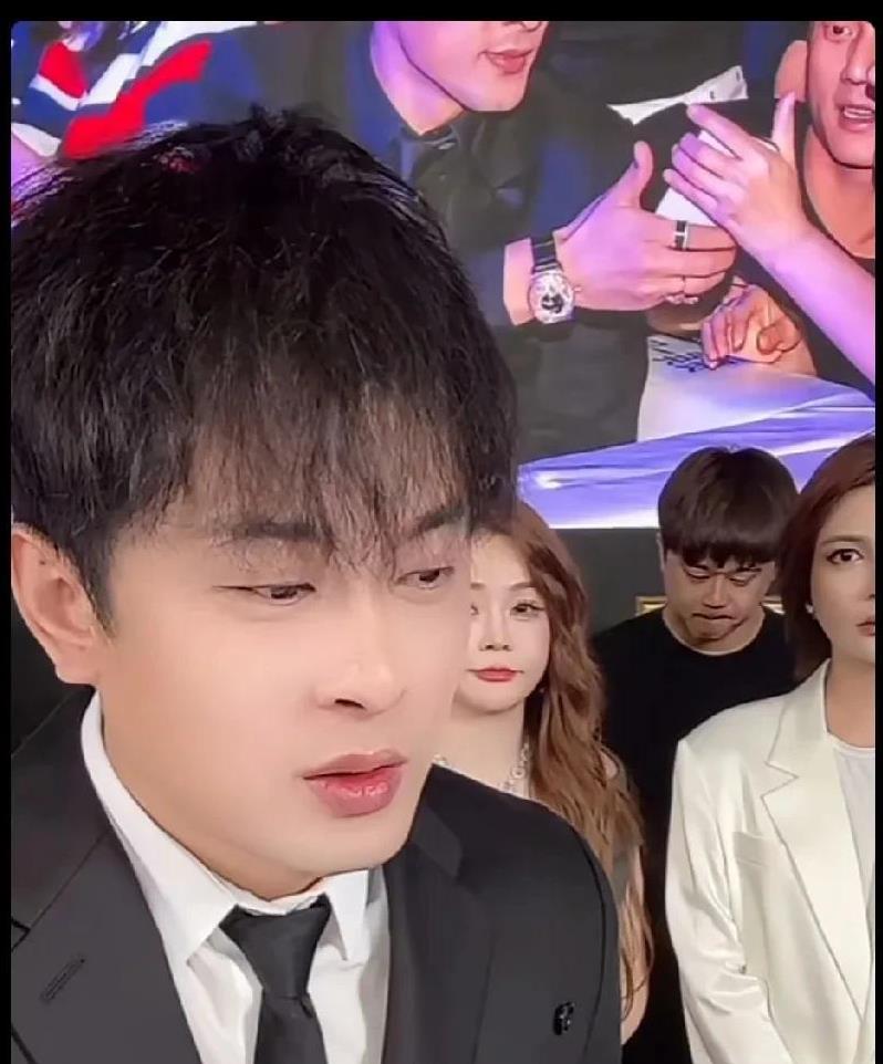 辛巴泪洒直播间，宣布退出直播！
辛巴说:由于身体堪忧，把团队交给初瑞雪打理，希望