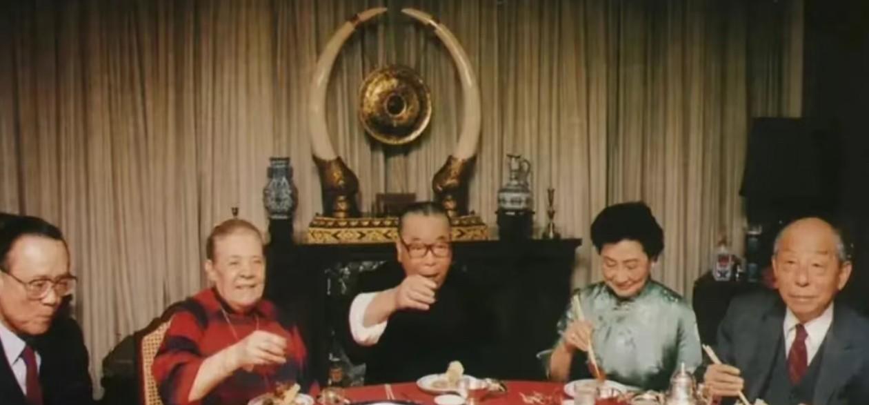 1985年，蒋经国夫妇金婚，邀请张学良夫妇共聚晚宴时的老照片，镜头中蒋经国和蒋方