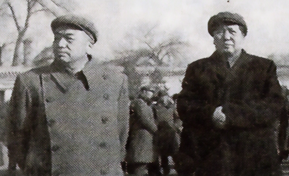 1951年，10万志愿军被美军包围，彭老总向毛主席求助。毛主席苦思3小时，回了8