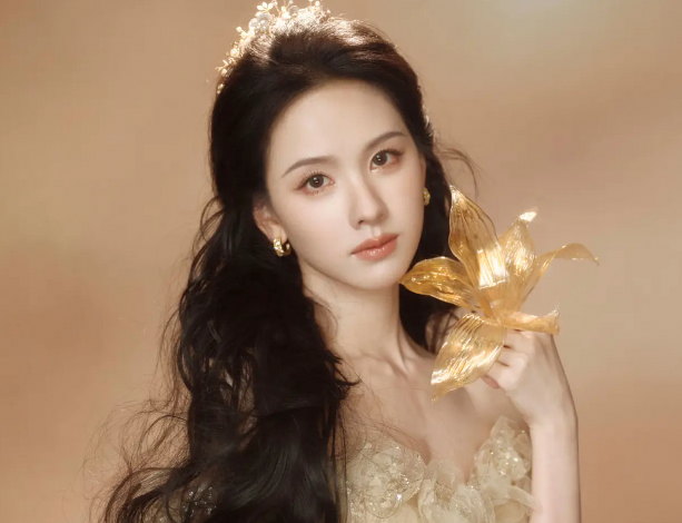 陈都灵着碎钻长裙 化身灵气金莲仙女