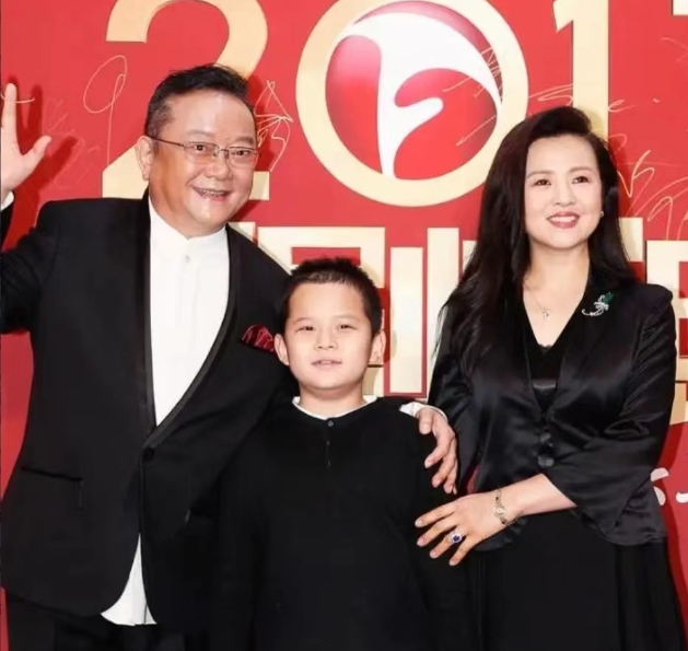2006年，58岁的王刚三婚娶了小他20岁的郑艳东。新婚之夜，王刚对郑艳东说：