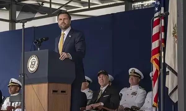 千万不要相信万斯说的“美国主导世界的时代已经结束”。这就是明显的放烟雾弹迷惑我们