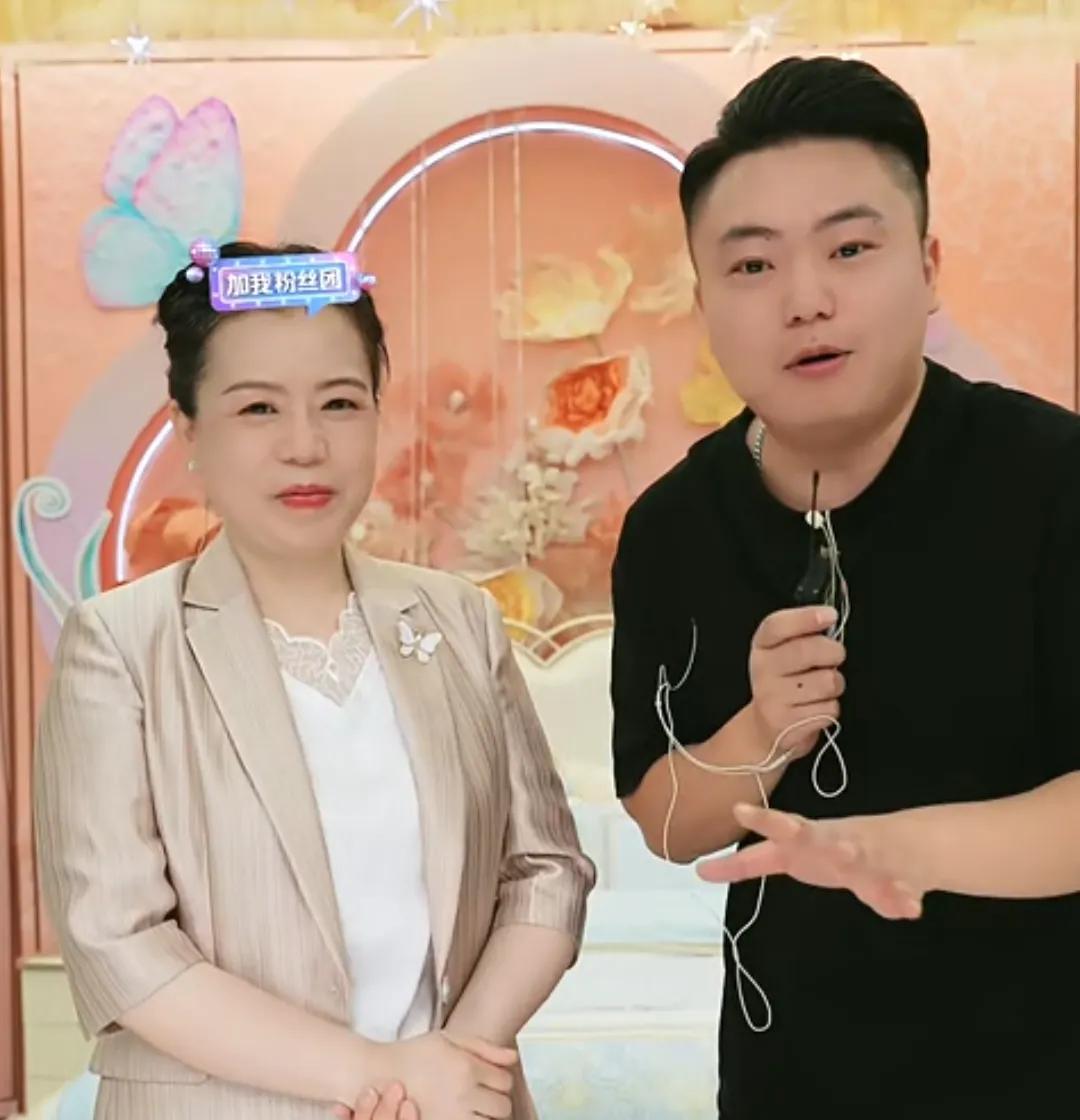 许敏今天一早八点直播，直播间上万人，不止卖家纺，还有商超的东西！
商超的小伙子太