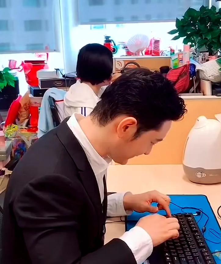 黄晓明老年“打字”法引热议，家境优越果然不食人间烟火
提问：已知打字速度，求写完