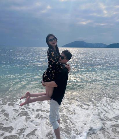 #张馨予何捷结婚七周年# 从娱乐圈绯闻高光女星到规规矩矩的“军嫂”，张馨予走过了