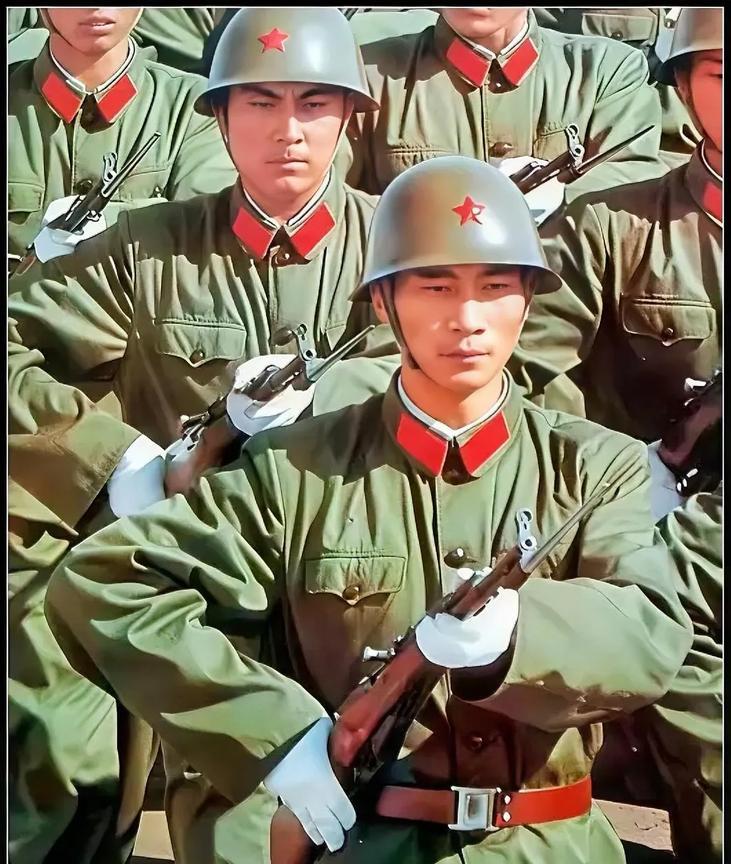 这是中国人民解放军1965式军服，看着威武霸气。
       但头上戴着的这个