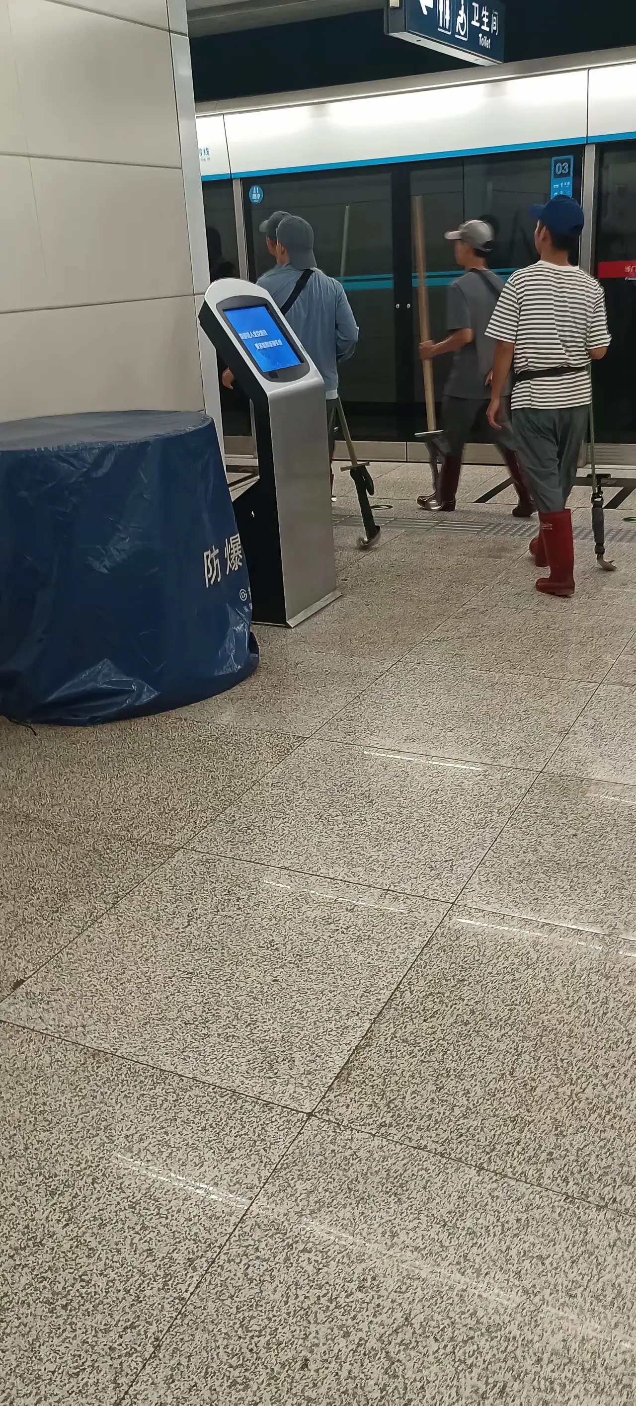没敢问，有人知道他们做什么的吗？
