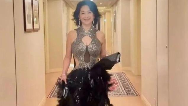 62岁何超琼美到日本去了！穿挖空礼服艳压群芳，比29岁外甥女还美
