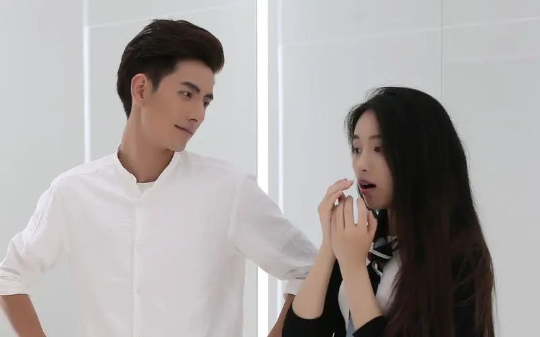 监考抓了个作弊考生，校长要我当面道歉