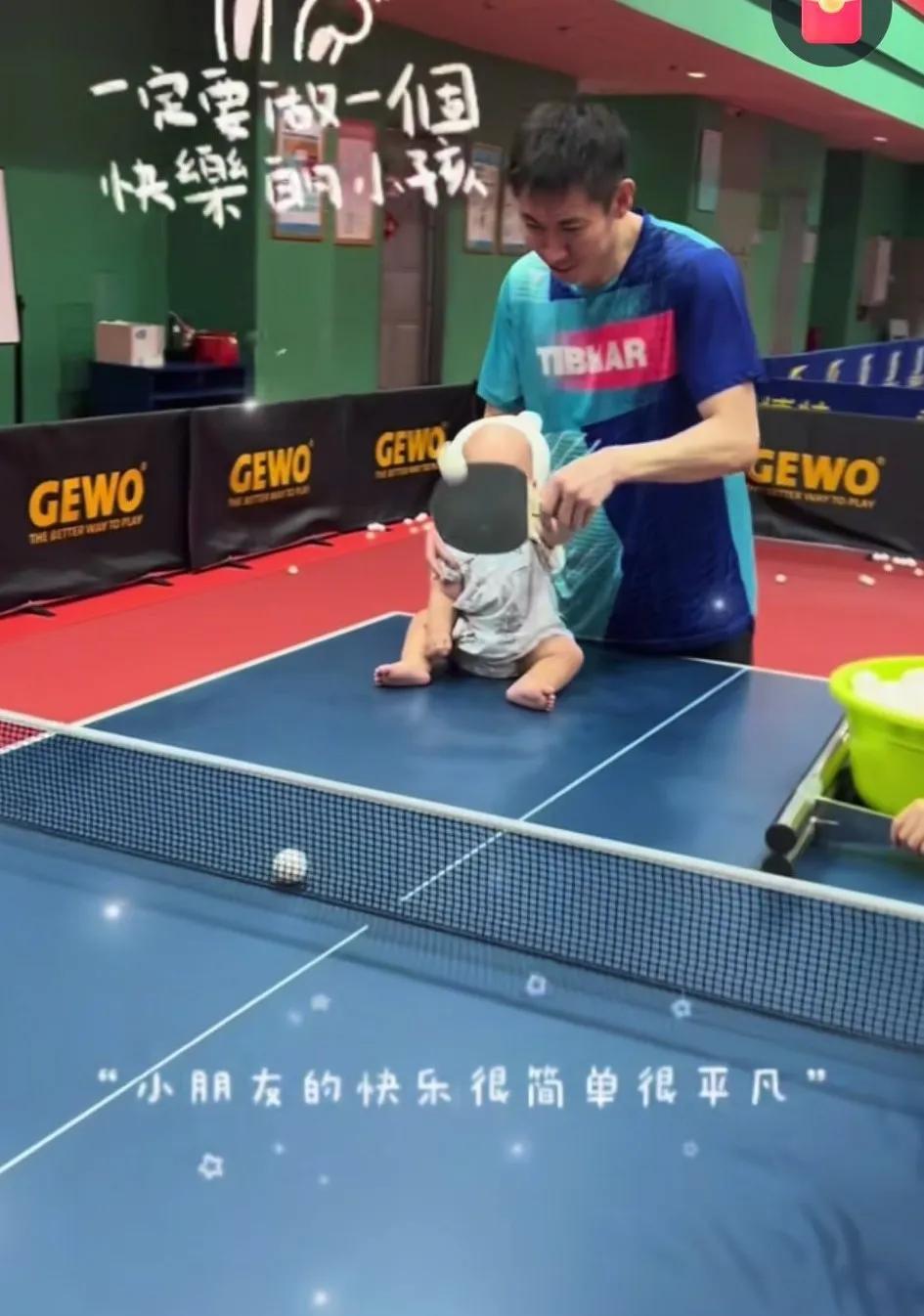 大淇也学习带孩子了。
刚刚看到郑培锋更新了动态，他说：“没想到第一次带你上台打球