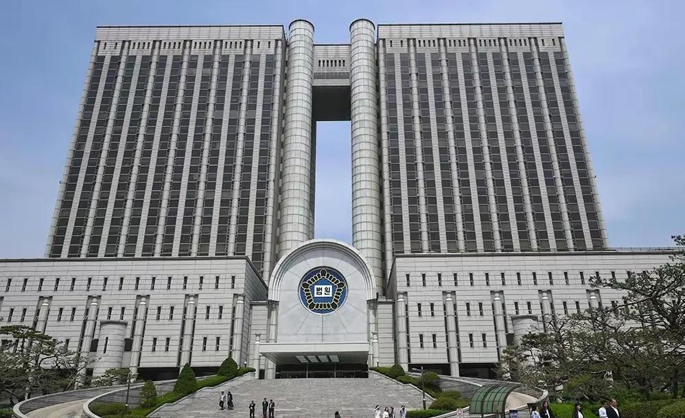 正义的审判即将开始，韩国原总统尹锡悦这时候乘坐了韩国法务部的专用车来到了首尔中央