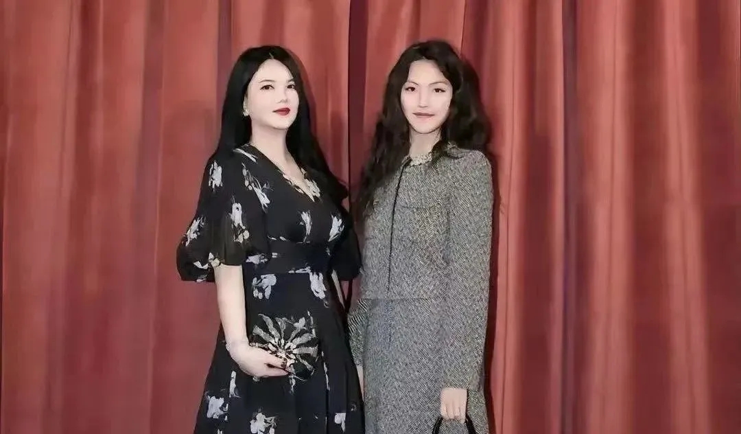 48岁的李湘和她16岁的女儿王诗龄！