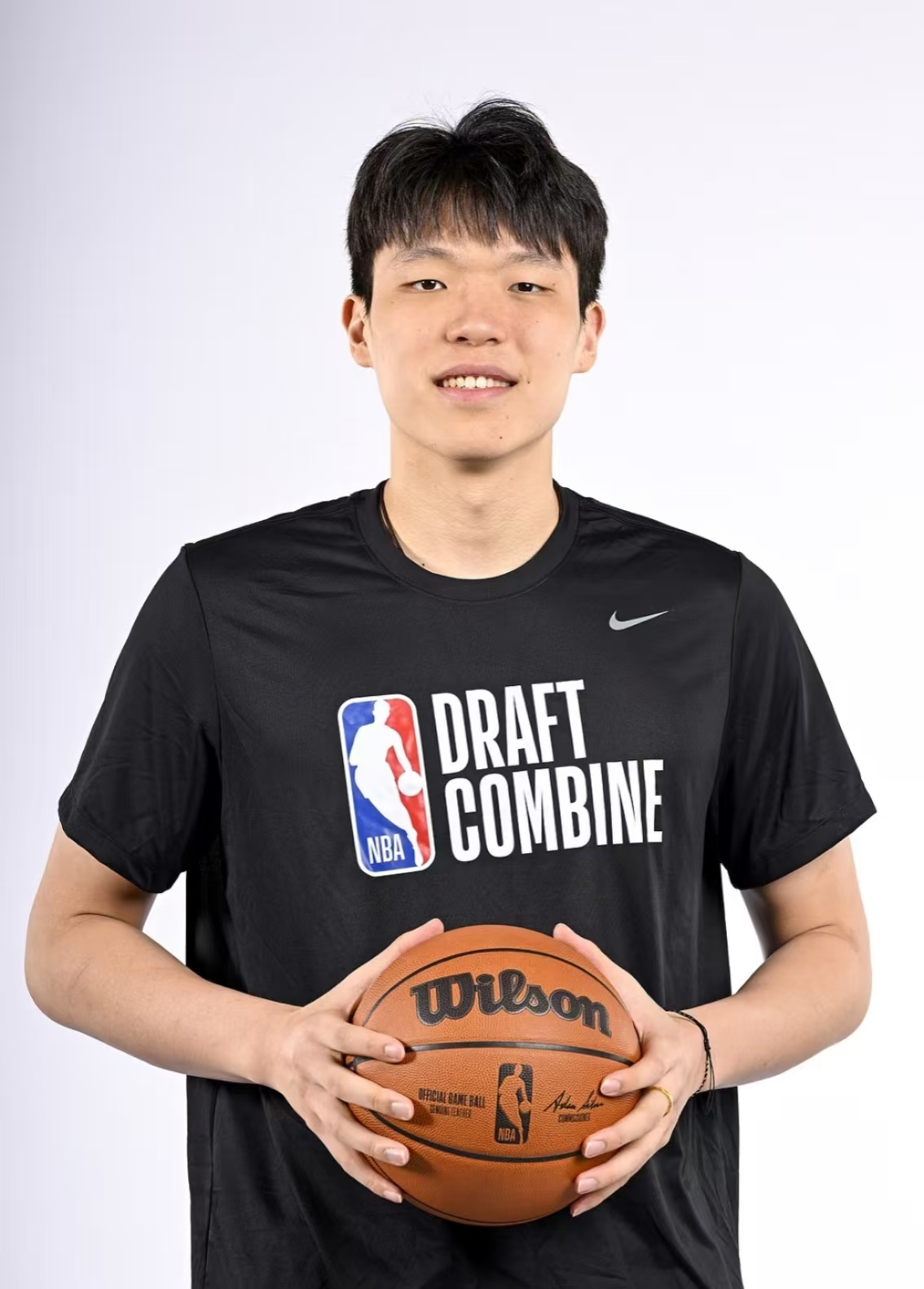 杨瀚森战术地位显著提高，六助攻展现了他出色的策应能力，体能还需提升