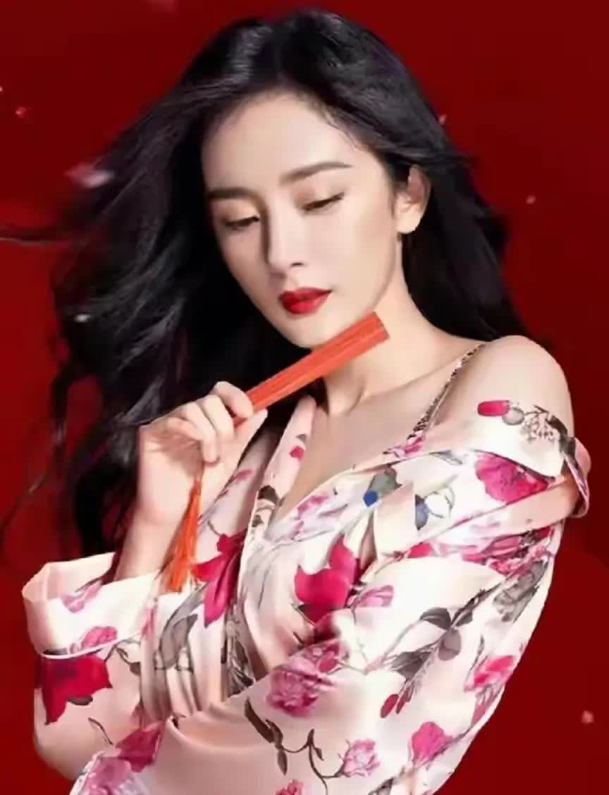 红衣美人，手持长笛，韵味十足！