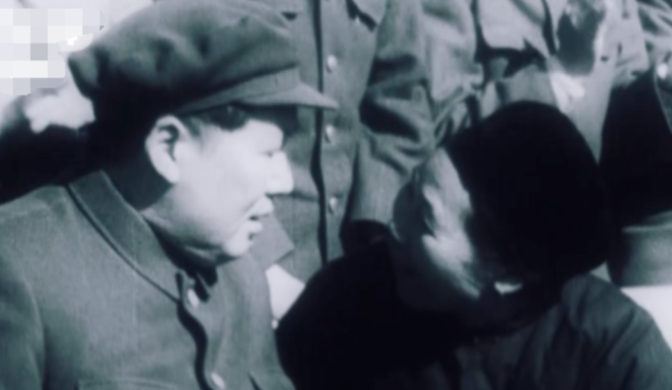 1953年，毛主席会见了黄继光同志的母亲邓芳芝，一脸沉重地说道:"你失去了一个儿
