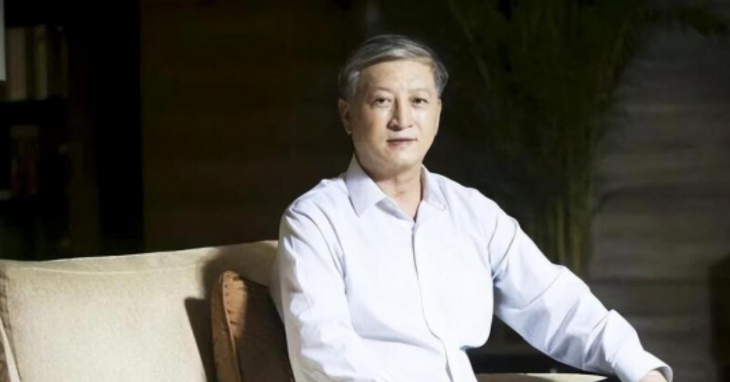 1998年，香港，贺龙之子贺鹏飞，看四下没人，闪身冲进一间商人办公室 ，凑到那人