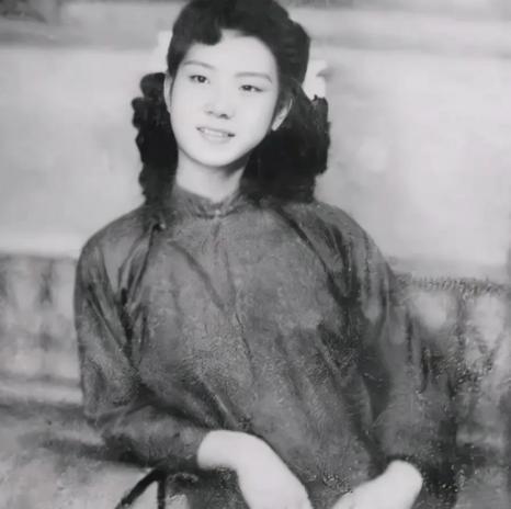 1949年，特务头子毛森，抓捕了一个交际花。在审讯室内，他一点点划破交际花的衣服