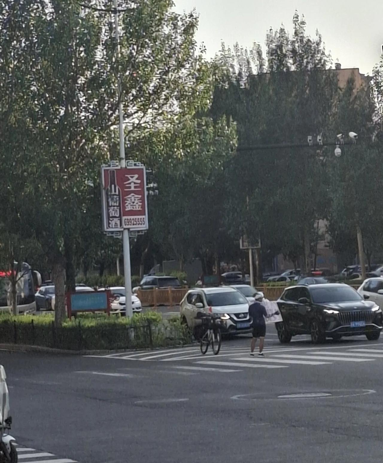 今天在吉林省吉林市北山公园正门福绥街与解放路交汇处看到了一个骑行者在路边求助，说