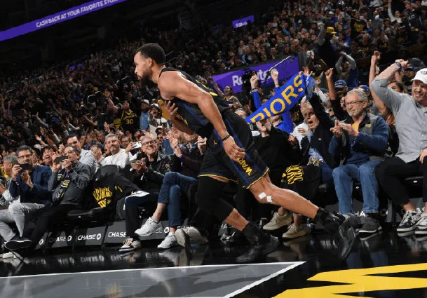 NBA杯小组赛，勇士123-127不敌开拓者。
本场比赛，勇士球员斯蒂芬-库里出