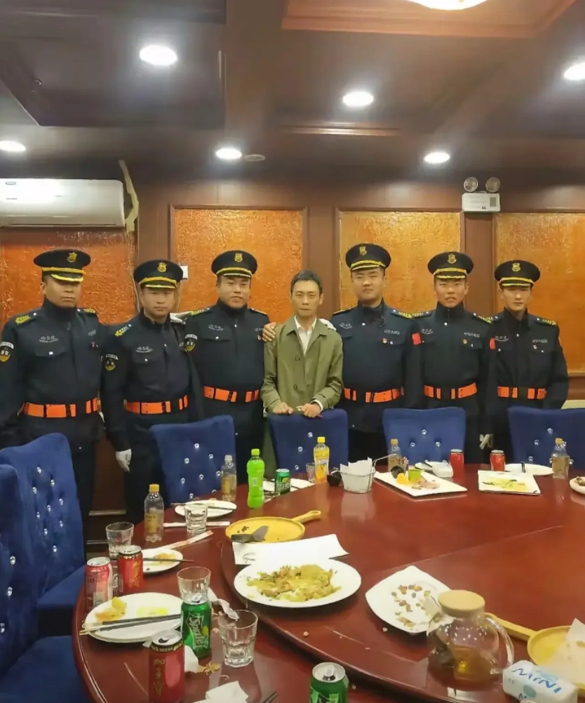 张译：我是专业的，忍住，不能笑，把手露出来先。
