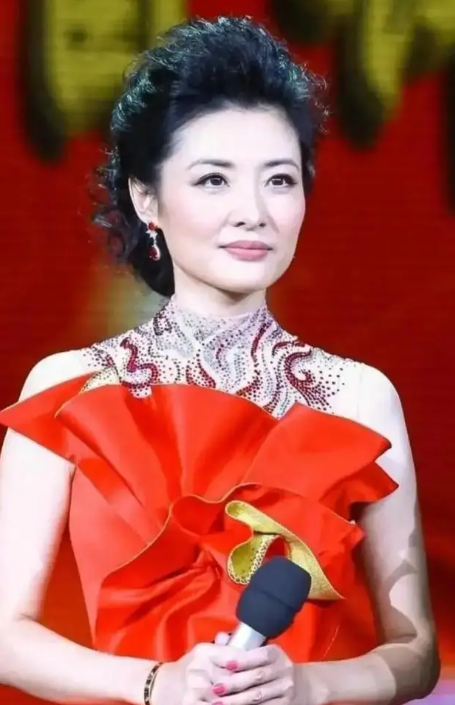 从周涛婚姻看职场女性困境：姚科的阻碍与路云的助力