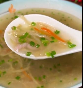 今天吃到一个丧心病狂的汤——榨菜肉丝汤。
今天去同事家吃饭，同事是浙江宁波人，她