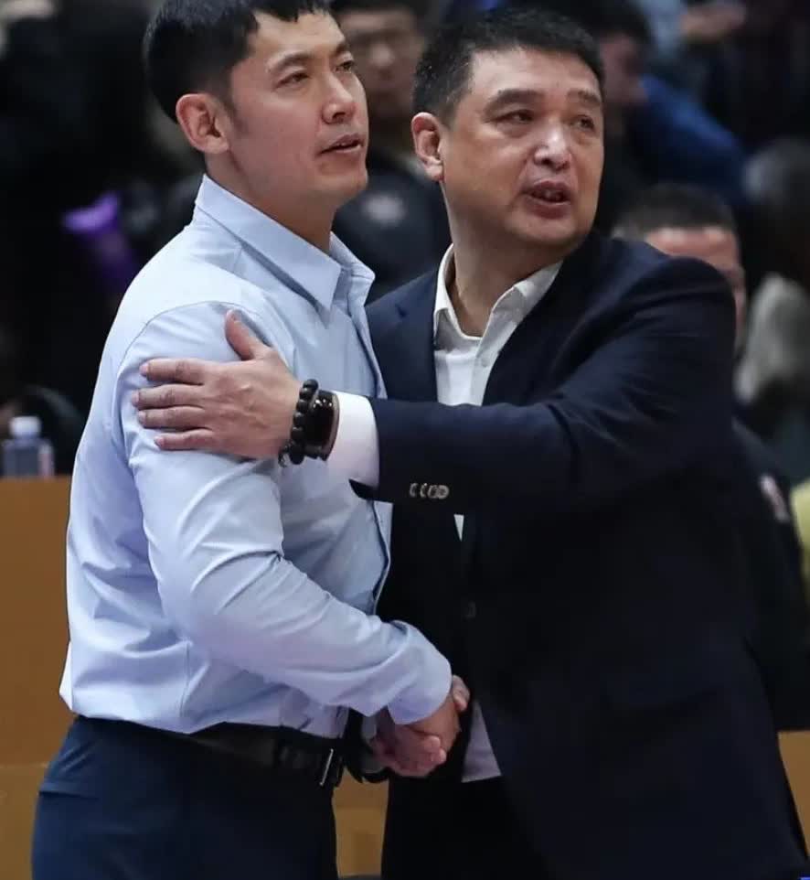 联赛还没开始张庆鹏就被喊下课？北控球迷这么强烈的反对张庆鹏主要是因为一个人，他就