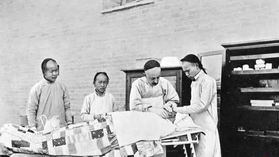 晚清老照片：袁世凯坐火车前呼后拥，富家女摆pose表情僵硬