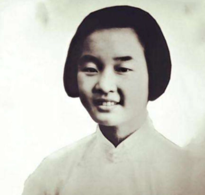 1940年，重庆军统监狱里，由戴笠亲自主持审讯，他面前是一个双手被反铐在铁架上的