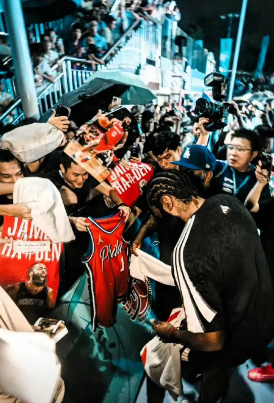 最懂，最接地气，最像国人的NBA球星——詹姆斯哈登！！！
昨天直播中一把推开撑伞