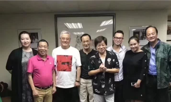 近日赵本山夫妇设家宴招待梁小龙、狄龙等一众大佬