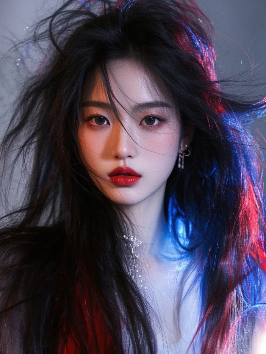 风撩乱她的发，却撩不动她一眼万里的气场。