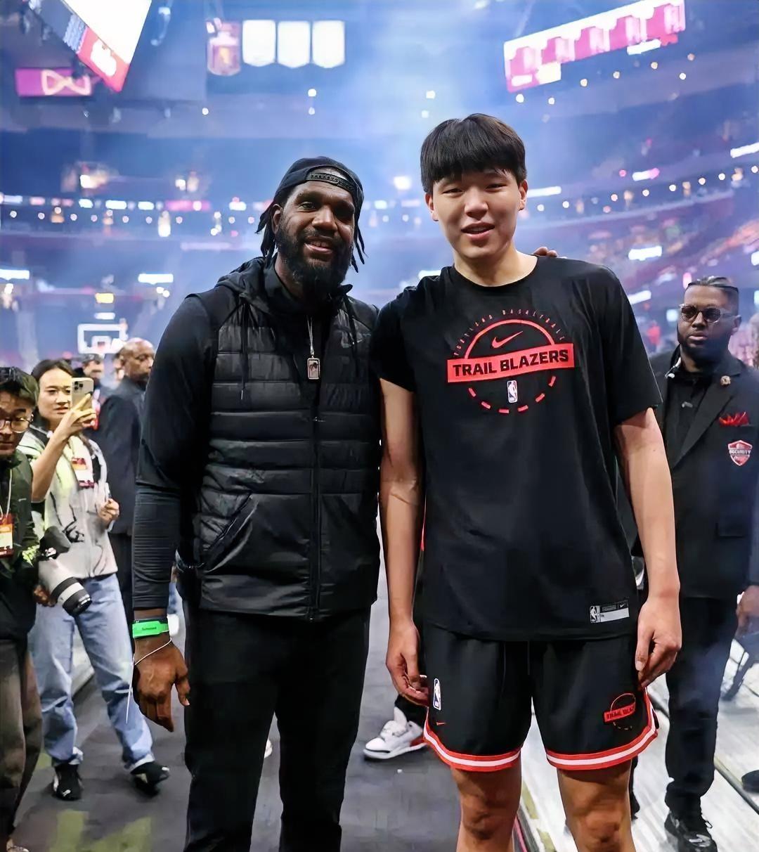 两代开拓者中锋温情同框！杨瀚森赛前与队史状元奥登热聊合影，二人还趣味比拼手掌大小