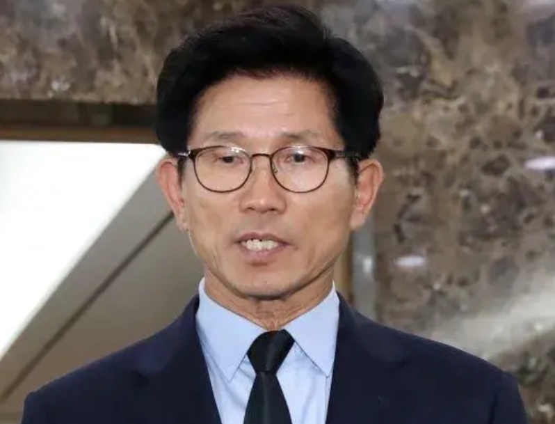 金文洙临阵改投国民力量党，称自己才是对抗李在明的最佳人选！
金文洙8日辞职并加入