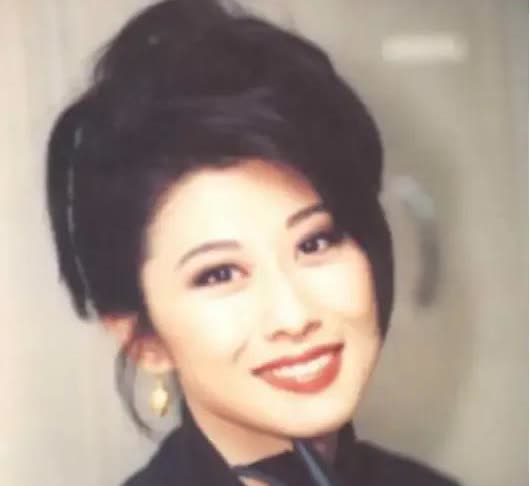[比心]1982年，22岁的费翔和21岁的叶倩文，爱得难舍难分，两人跪求费翔母亲