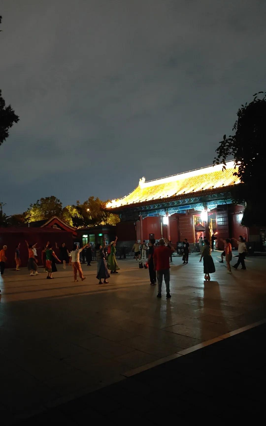 晚上吃过饭，到家附近的公园里面散步。看到公园里面跳舞的人，站那儿待了一小会儿。奇