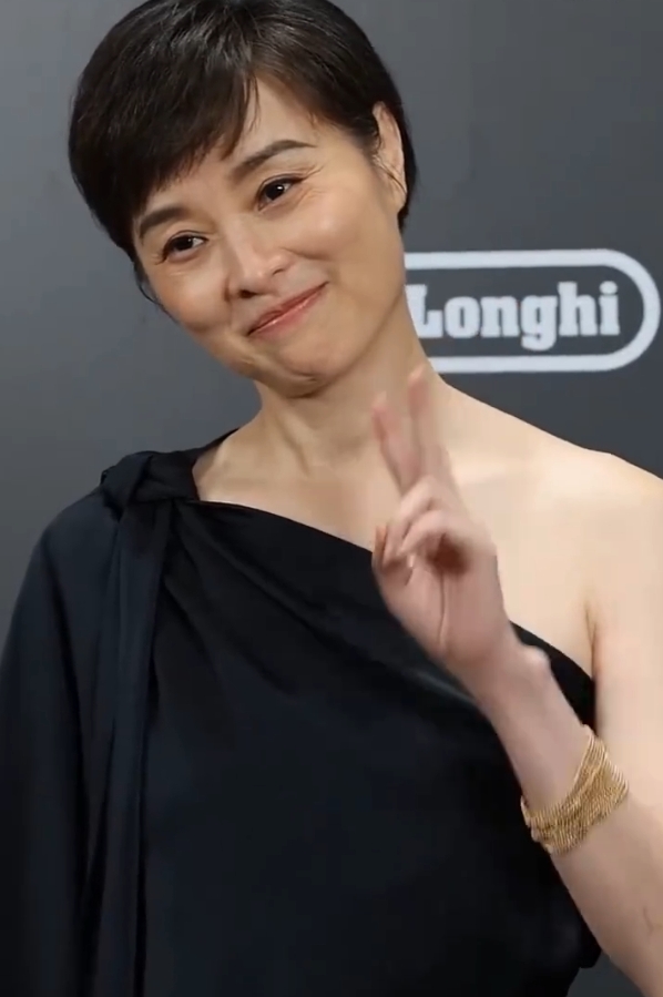 53岁的优雅吴越，虽然没得白玉兰但依旧是我们心中的最佳女配！