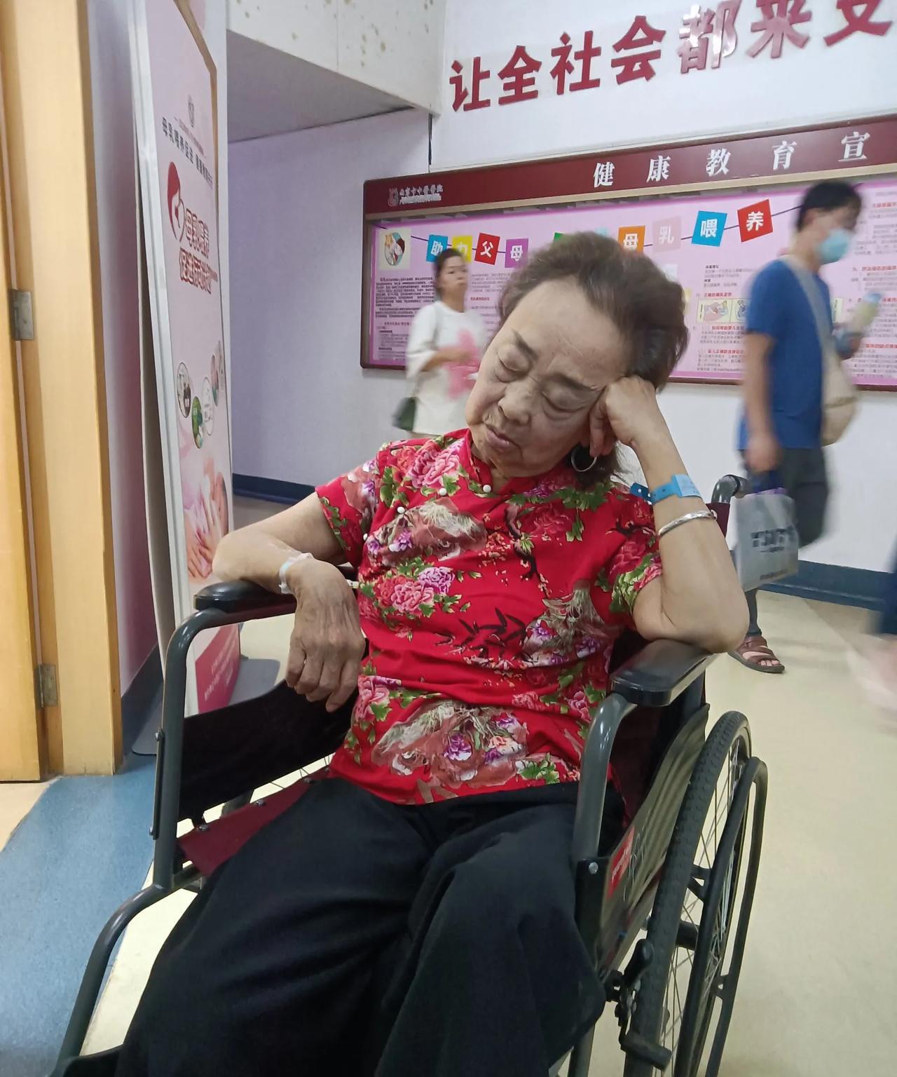 同事说她正在经历人生中最舒服的时光
确实也是，儿子考上不错的大学，以后再也不用忧