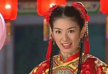 想当年，黄奕也是娱乐圈炙手可热，老少皆知的大明星。主演过许多经典的影视剧，她的成