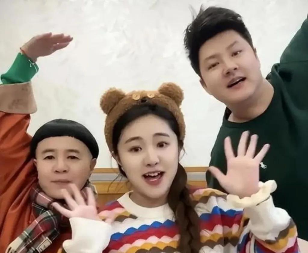 “蹭妈”言论引争议
金龟子女儿一句“我妈努力不就是让我蹭吗”，如石子投入舆论湖面