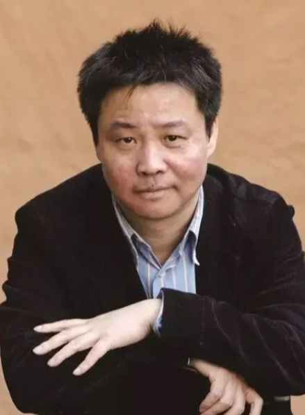 1993年，余华把《活着》的版权给张艺谋拍，结果拍完后，余华给张艺谋打了个电话：